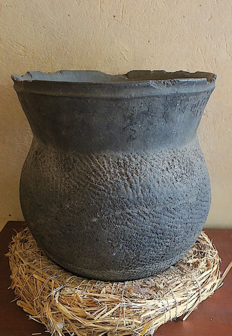Pamono 19th Century African Earthenware Storage Pot, Senegal> Planters And Jardiniere
