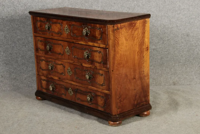 Pamono 18th Century Baroque Chest of Drawers in Walnut, 1750s> Dressers, Commodes & Chests