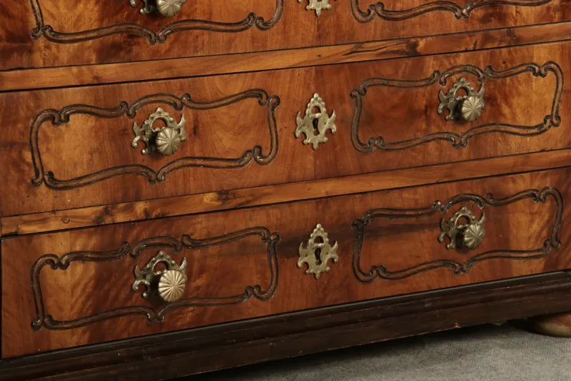 Pamono 18th Century Baroque Chest of Drawers in Walnut, 1750s> Dressers, Commodes & Chests