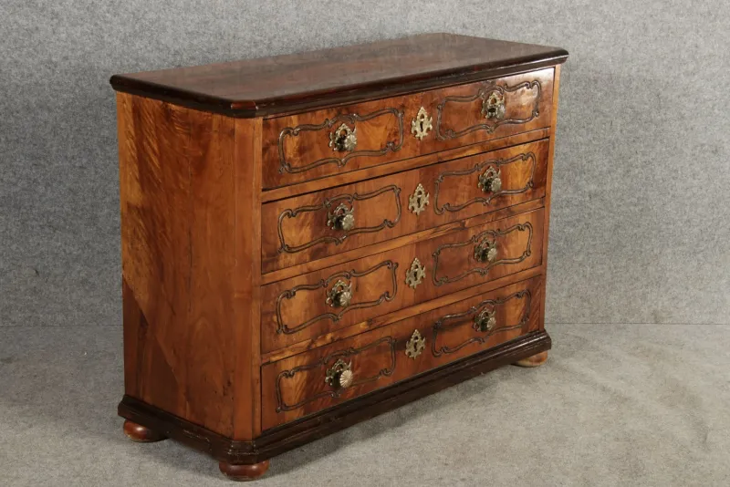 Pamono 18th Century Baroque Chest of Drawers in Walnut, 1750s> Dressers, Commodes & Chests