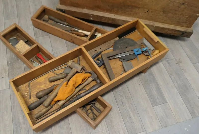 Outlet Pamono 19th Century Carpenters Pine Tool Chest and Tools, 1900s