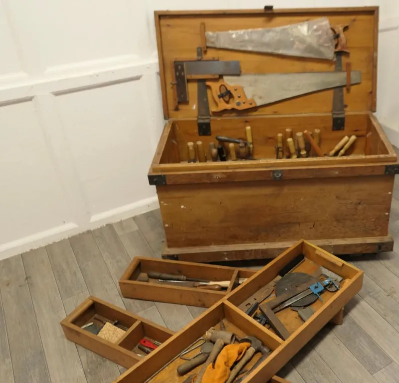 Outlet Pamono 19th Century Carpenters Pine Tool Chest and Tools, 1900s
