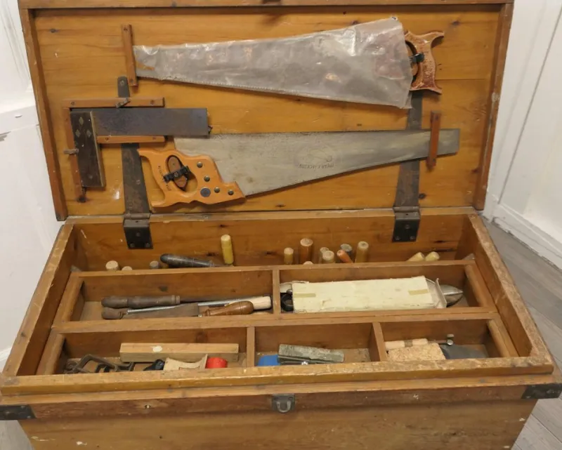 Outlet Pamono 19th Century Carpenters Pine Tool Chest and Tools, 1900s