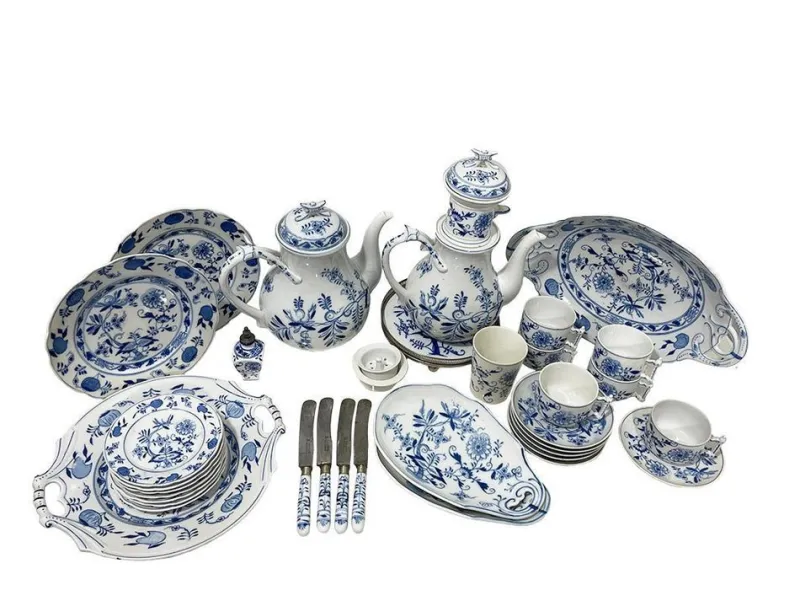 Pamono 19th Century Dutch Blue Onion Tableware attributed to Louis Regout Maastricht, Set of 36> Serving Dishes