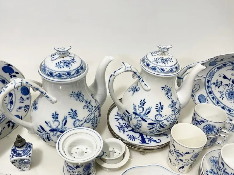 Pamono 19th Century Dutch Blue Onion Tableware attributed to Louis Regout Maastricht, Set of 36> Serving Dishes