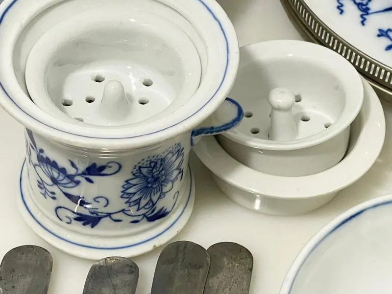 Pamono 19th Century Dutch Blue Onion Tableware attributed to Louis Regout Maastricht, Set of 36> Serving Dishes