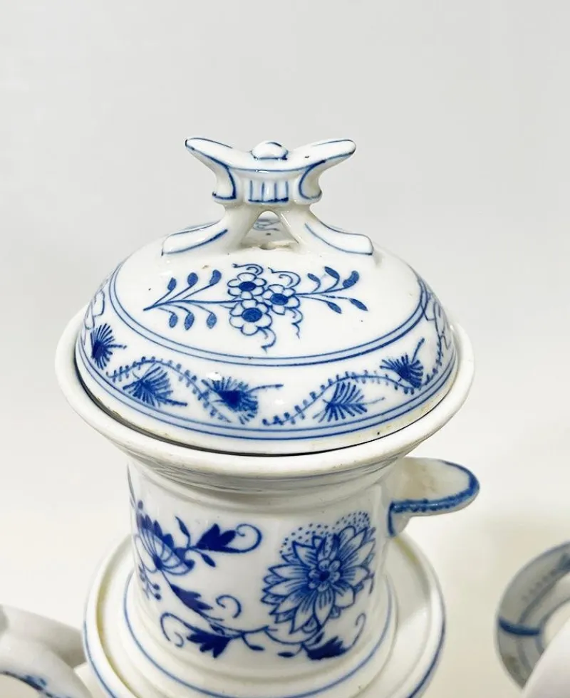Pamono 19th Century Dutch Blue Onion Tableware attributed to Louis Regout Maastricht, Set of 36> Serving Dishes