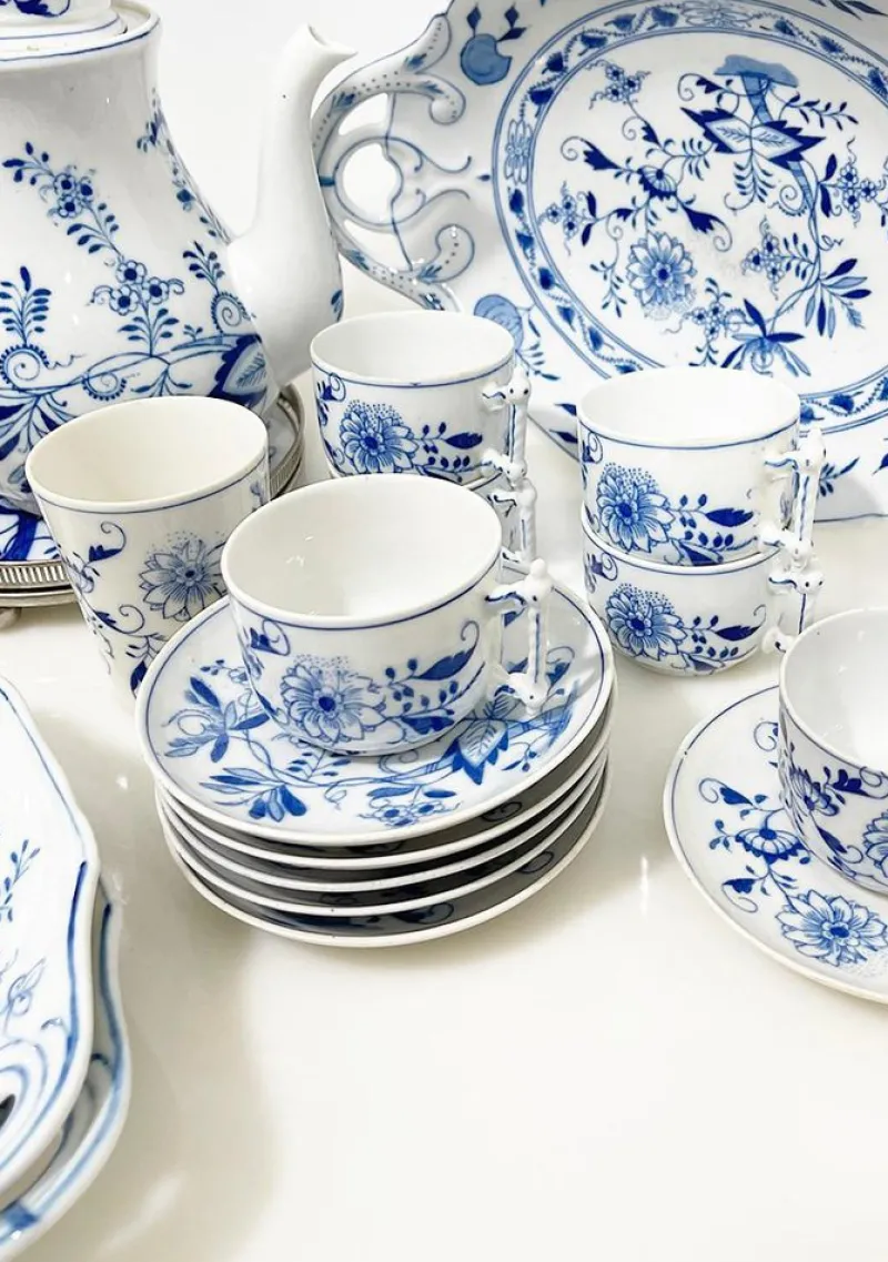 Pamono 19th Century Dutch Blue Onion Tableware attributed to Louis Regout Maastricht, Set of 36> Serving Dishes