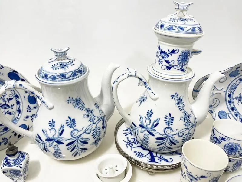 Pamono 19th Century Dutch Blue Onion Tableware attributed to Louis Regout Maastricht, Set of 36> Serving Dishes