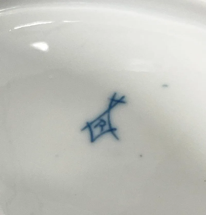Pamono 19th Century Dutch Blue Onion Tableware attributed to Louis Regout Maastricht, Set of 36> Serving Dishes