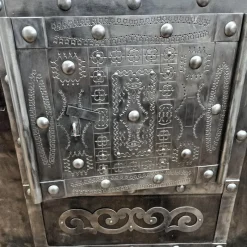 Pamono 18th Century Italian Wrought Iron Hobnail Safe><noscript><img width=