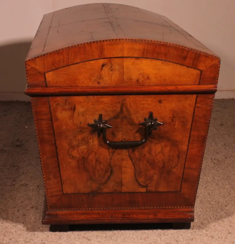 Pamono 18th Century Walnut and Burl Chest> Dressers, Commodes & Chests