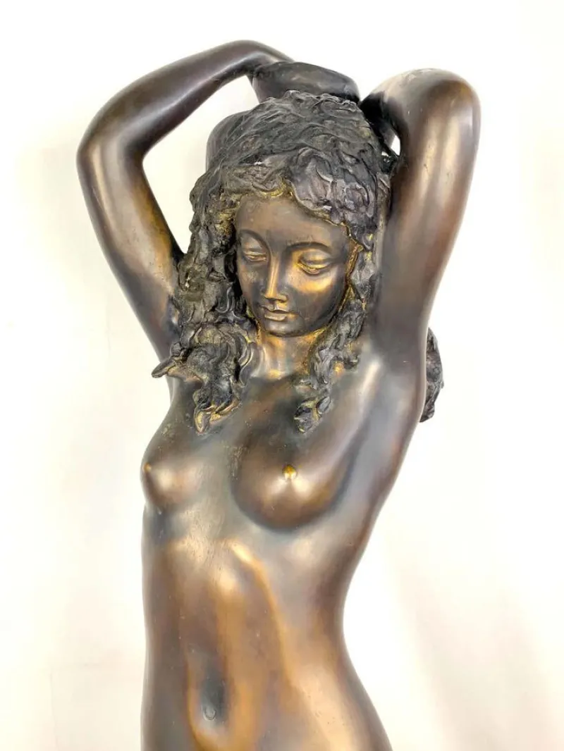 Pamono 20th-Century Large Bronze Sculpture of a Nude Young Lady Carrying a Water Urn> Art Deco