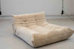Pamono Togo Chaise Lounge in White Curduroy Fabric attributed to Michel Ducaroy for Ligne Roset, 1974><noscript><img width=