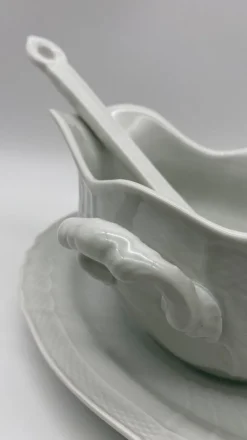 Pamono Vecchio Ginori Gravy Boat and Ladle in White Saxon Bordered Kaolin Porcelain by Richard Ginori, Florence, Tuscany, Italy, Set of 2> Dinnerware Accessories