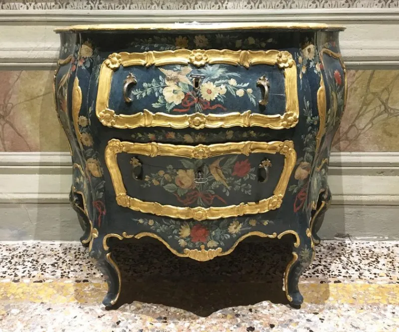 Pamono Venezian Wooden Green Lacquered Commode with Fantasy Birds and Flowers, 1750> Dressers, Commodes & Chests