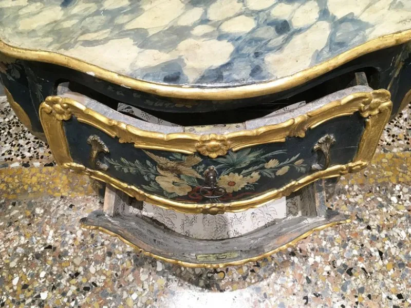 Pamono Venezian Wooden Green Lacquered Commode with Fantasy Birds and Flowers, 1750> Dressers, Commodes & Chests