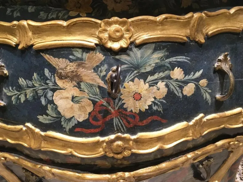 Pamono Venezian Wooden Green Lacquered Commode with Fantasy Birds and Flowers, 1750> Dressers, Commodes & Chests