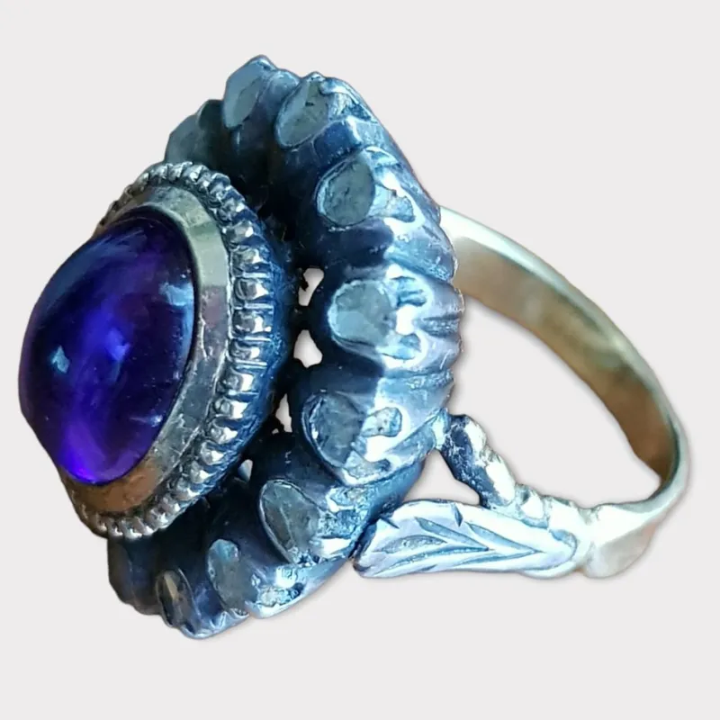 Sale Pamono Victorian Amethyst and Rose-Cut Diamond Cabochon Ring. 19th Century, 1850