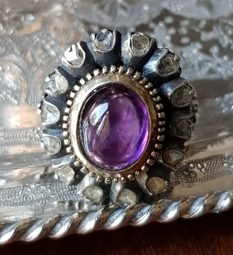 Sale Pamono Victorian Amethyst and Rose-Cut Diamond Cabochon Ring. 19th Century, 1850