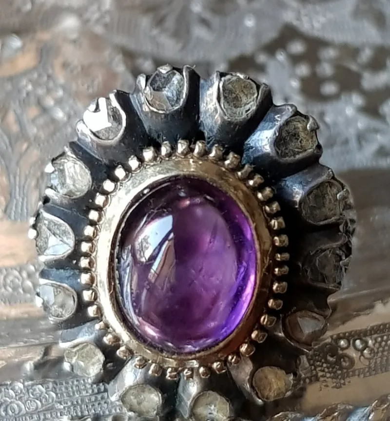 Sale Pamono Victorian Amethyst and Rose-Cut Diamond Cabochon Ring. 19th Century, 1850