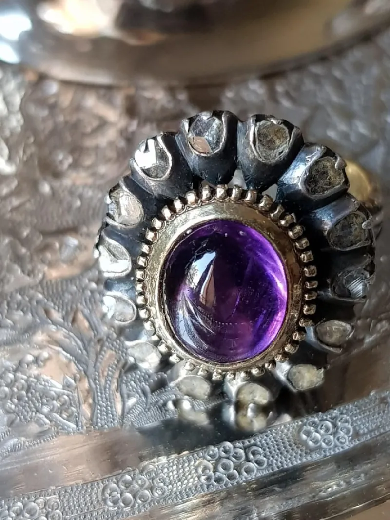 Sale Pamono Victorian Amethyst and Rose-Cut Diamond Cabochon Ring. 19th Century, 1850