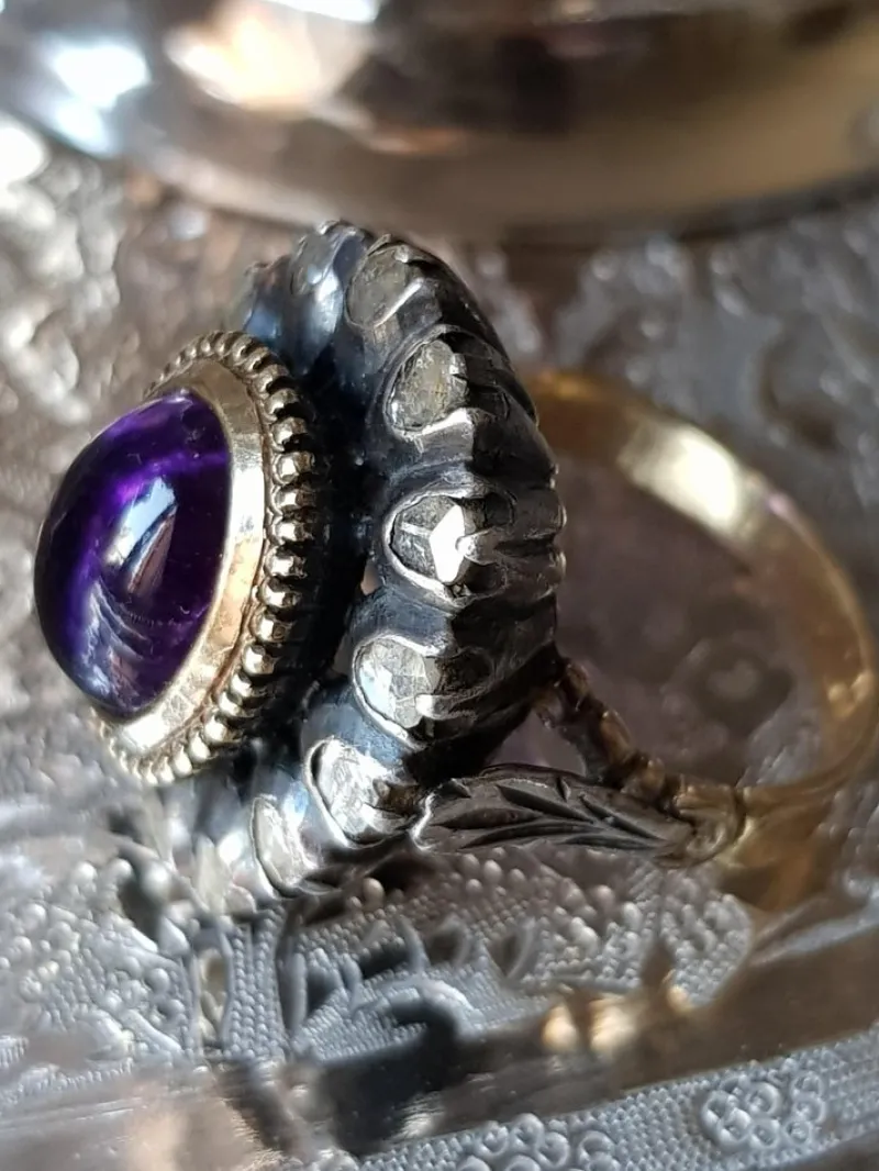 Sale Pamono Victorian Amethyst and Rose-Cut Diamond Cabochon Ring. 19th Century, 1850