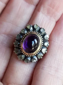 Sale Pamono Victorian Amethyst and Rose-Cut Diamond Cabochon Ring. 19th Century, 1850