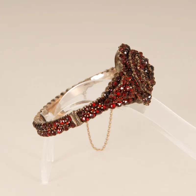 Sale Pamono Victorian Bohemian Bangle Bracelet with Rose Cut Garnets, 19th Century