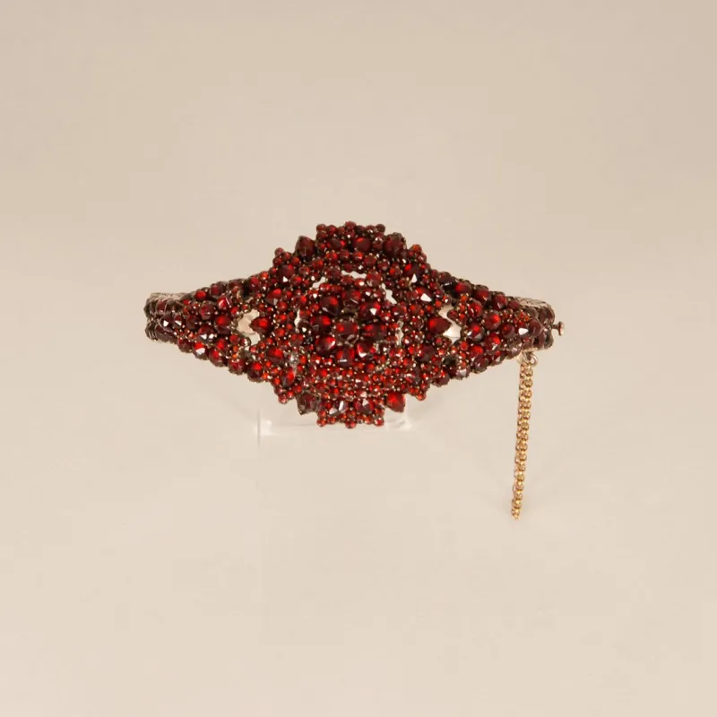 Sale Pamono Victorian Bohemian Bangle Bracelet with Rose Cut Garnets, 19th Century