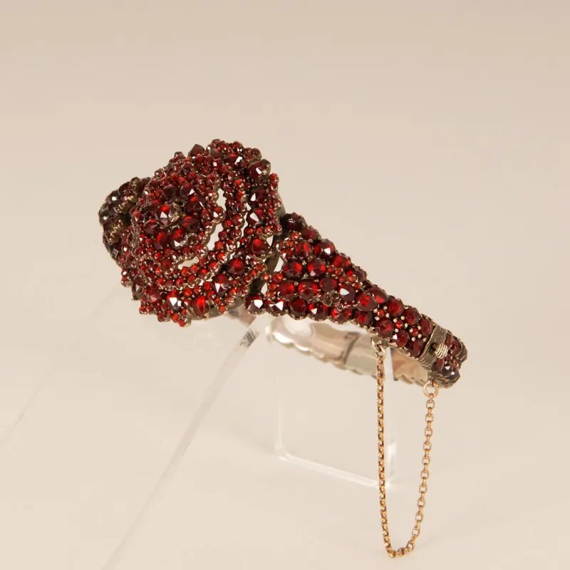 Sale Pamono Victorian Bohemian Bangle Bracelet with Rose Cut Garnets, 19th Century
