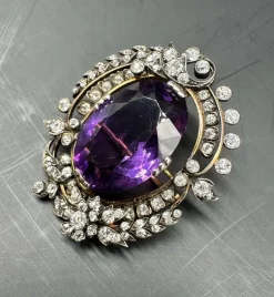 Pamono Victorian Gold Brooch with a Large Amethyst and Diamonds, 1880> Brooches