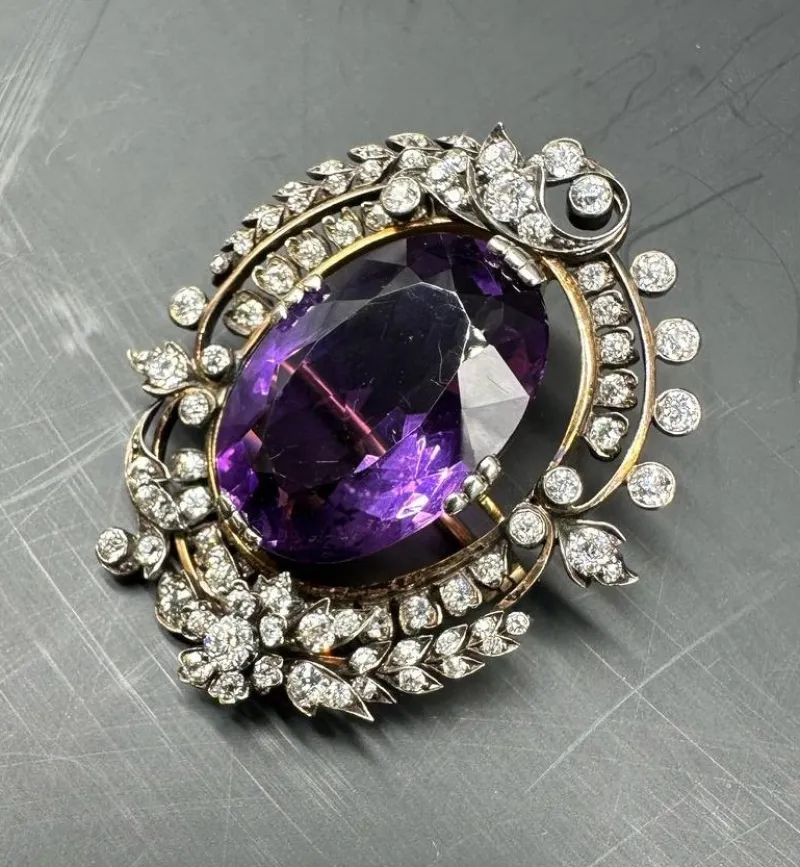 Pamono Victorian Gold Brooch with a Large Amethyst and Diamonds, 1880> Brooches