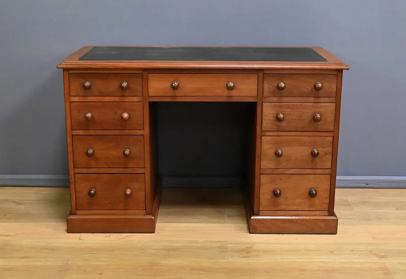 Hot Pamono Victorian Mahogany Pedestal Desk, England, Late 19th Century