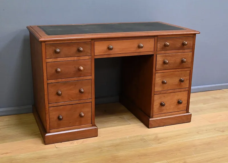Hot Pamono Victorian Mahogany Pedestal Desk, England, Late 19th Century