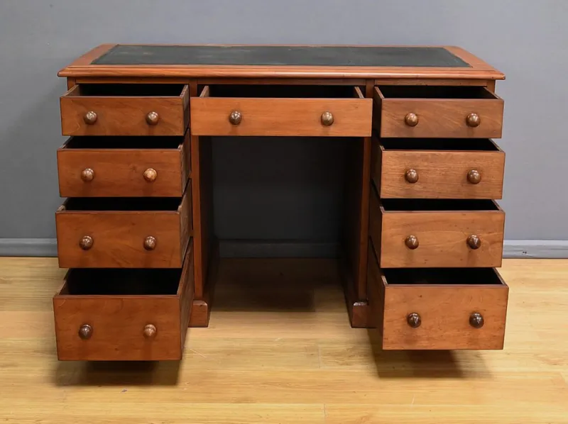 Hot Pamono Victorian Mahogany Pedestal Desk, England, Late 19th Century