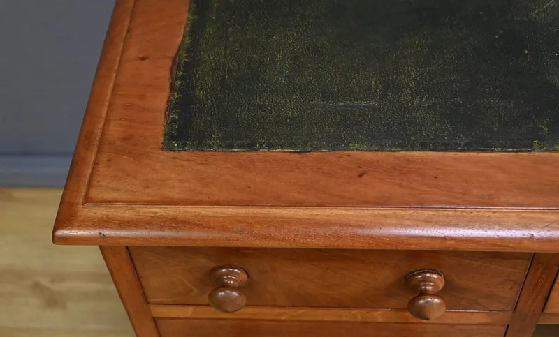 Hot Pamono Victorian Mahogany Pedestal Desk, England, Late 19th Century