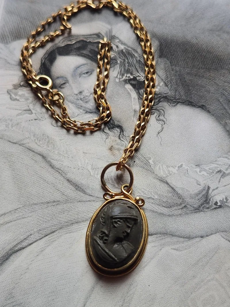 Pamono Vintage 9 Karat Gold Volcanic Rock Amalfi Coast Cameo Souvenir, 1970s> Necklaces
