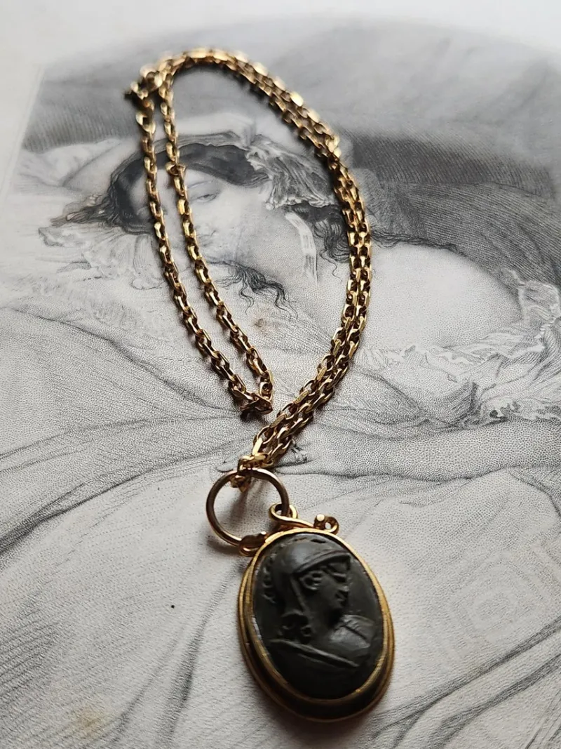 Pamono Vintage 9 Karat Gold Volcanic Rock Amalfi Coast Cameo Souvenir, 1970s> Necklaces