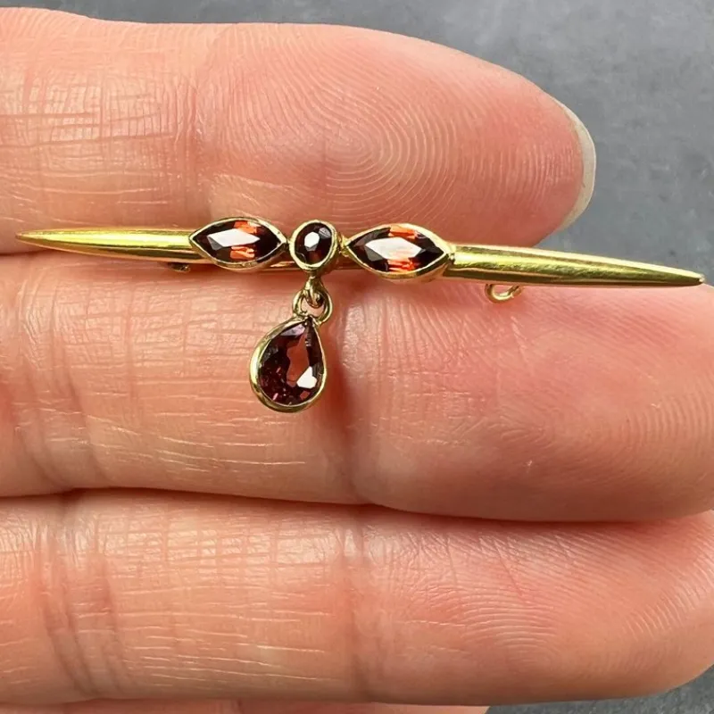 Sale Pamono Vintage 18 Karat Yellow Gold Bar Brooch with Almandine-Pyrope Garnet, 1890s