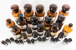 Pamono Vintage Amber Pharmacy Bottles, 1950, Set of 32><noscript><img width=