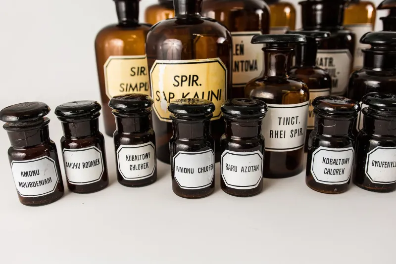 Pamono Vintage Amber Pharmacy Bottles, 1950, Set of 32> Bottles, Carafes & Jugs