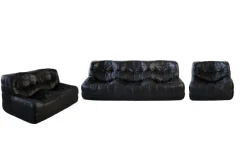 Pamono Vintage Black Leather Kashima Living Room Set by Michel Ducaroy for Ligne Roset, 1976, Set of 3> Living Room Sets