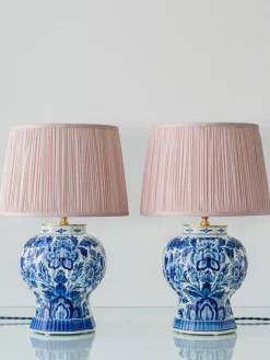 Pamono Vintage Blue and White Ceramic Table Lamps with New Pink Silk Lampshades from Royal Delft, 1980s, Set of 2> Table Lamps
