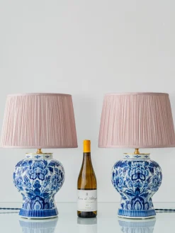 Pamono Vintage Blue and White Ceramic Table Lamps with New Pink Silk Lampshades from Royal Delft, 1980s, Set of 2> Table Lamps