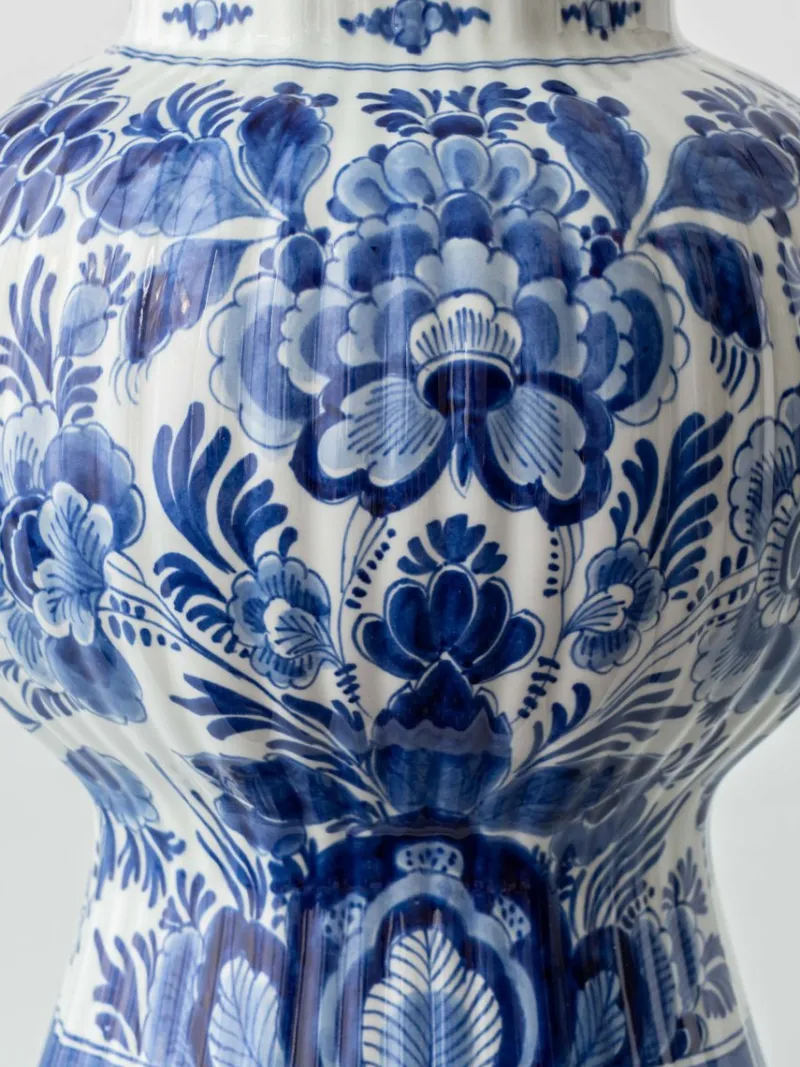 Pamono Vintage Blue and White Ceramic Table Lamps with New Pink Silk Lampshades from Royal Delft, 1980s, Set of 2> Table Lamps