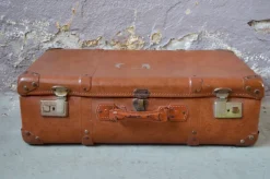 Pamono Vintage Brown Suitcase, 1950s> Trunks Crates & Baskets