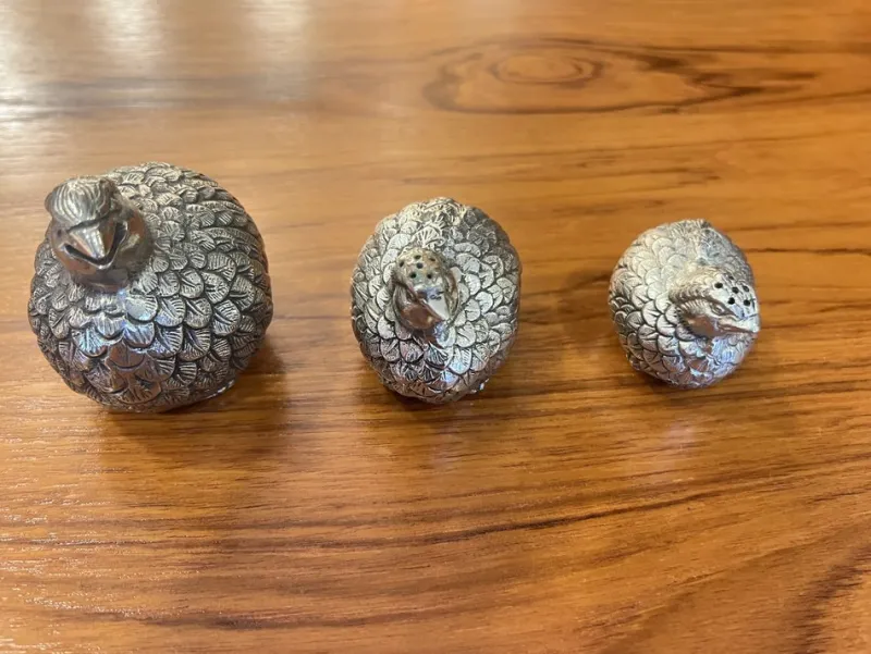 Pamono Vintage Coarse Salt and Pepper Shakers in the Shape of Quails by Gucci for Gucci, 1960s, Set of 3> Salt & Pepper Shakers