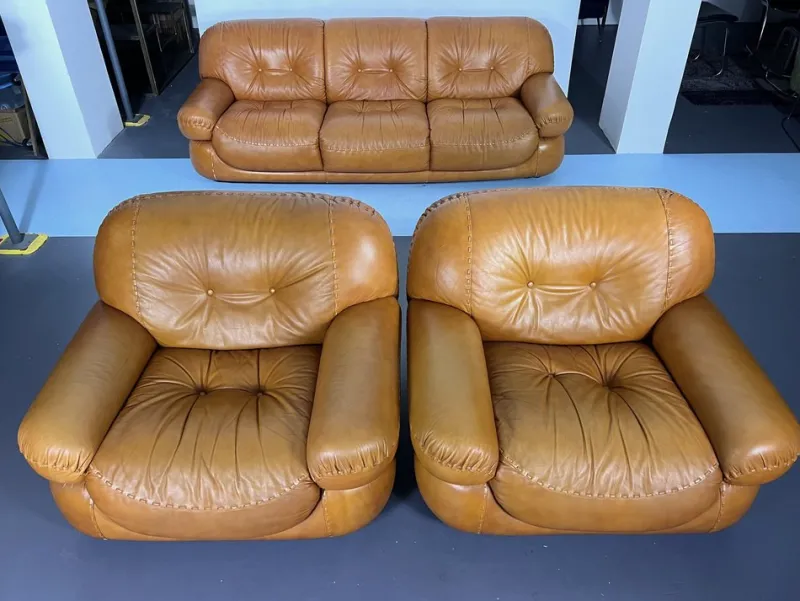 Pamono Vintage Cognac Leather Sofa and Armchairs by Sapporo for Mobil Girgi, Italy, 1970s, Set of 3> Living Room Sets