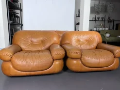 Pamono Vintage Cognac Leather Sofa and Armchairs by Sapporo for Mobil Girgi, Italy, 1970s, Set of 3> Living Room Sets